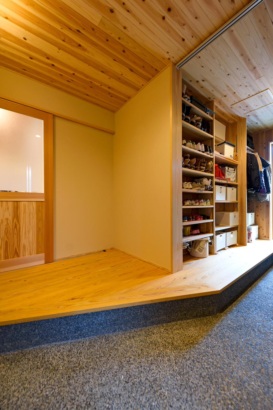 case20-内観04 木の家|福岡の新築建築事例|平屋|3LDK+ロフト|玄関|エコワークス|CASE-20|内観04