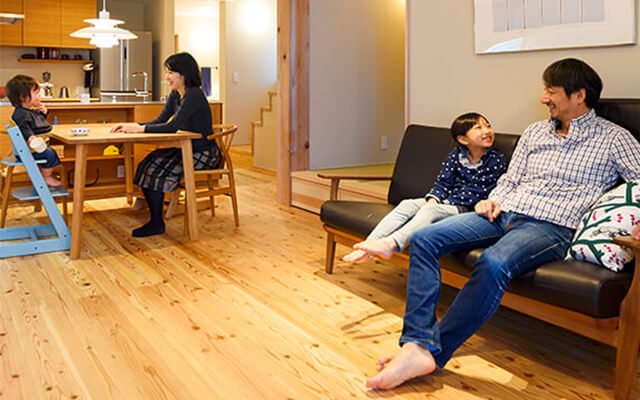 木の家|福岡の新築建築事例|2階建|4LDK|キッチンを中心に笑顔が広がる小さな豊かな暮らし|エコワークス|CASE-16